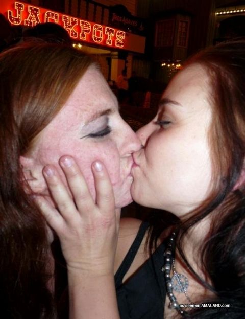 Брюнеточка и рыженькая - лесбияночки без комплексов, готовые целоваться прямо в общественных местах