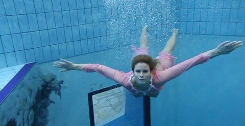 Раздетая woman под водой