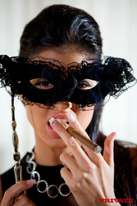 Lucie Theodorova курит сигарету и лижет крупный член одновременно с трахом в вульву